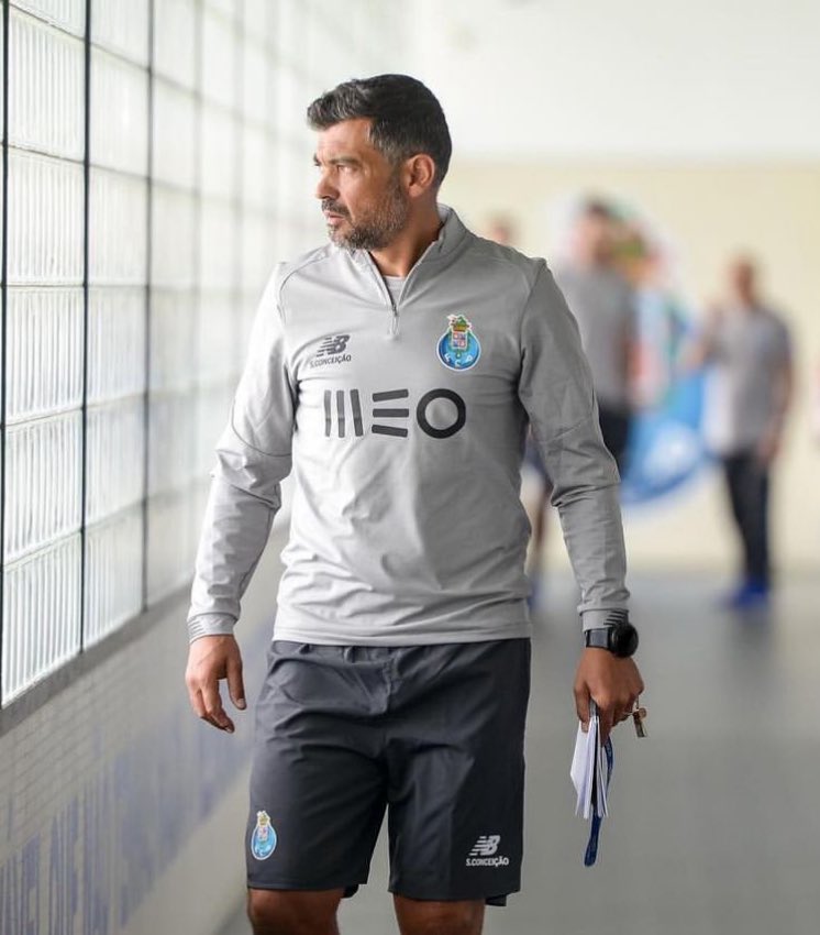 A única coisa que peço é que não desista. É o único capaz de ir à luta, contra tudo e contra todos!
Eu acredito em si, será sempre o meu MISTER!