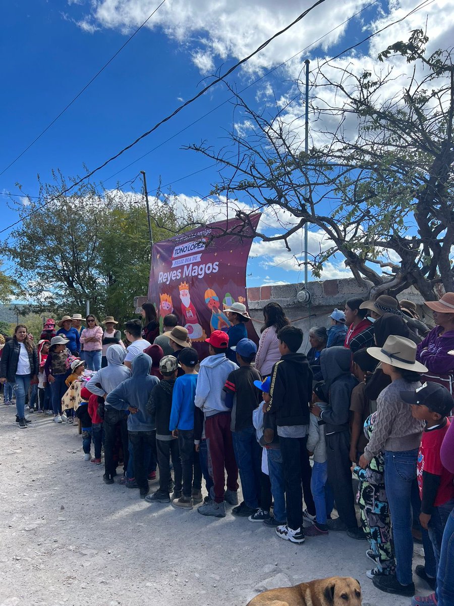 soy_tonolopez's tweet photo. Reconozco el gran labor que realiza mi esposa Marichu Arce y su asociación @MujeresUnidasGL . Hoy hicieron felices a más de 500 niños en Xaxamayo quienes recibieron sus regalos de Reyes Magos. #EsMomento de llevar felicidad a cada hogar. https://t.co/aGR3lQHb5z