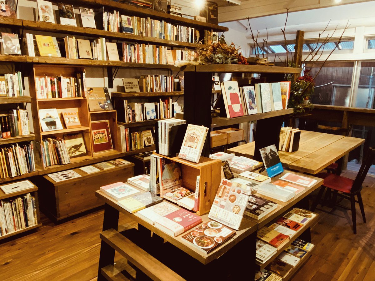 舫書店は明日1/6(土)が今年初のオープン日。

本棚も増え、1/20(土)の本格オープンに向けいろいろ整えながらの開店です。
まだまだ本が少ない…。
なにかと不手際な店主ですが、少しずつ自分のペースを作りながら続けていきたい。
今年もどうぞよろしくお願いします！