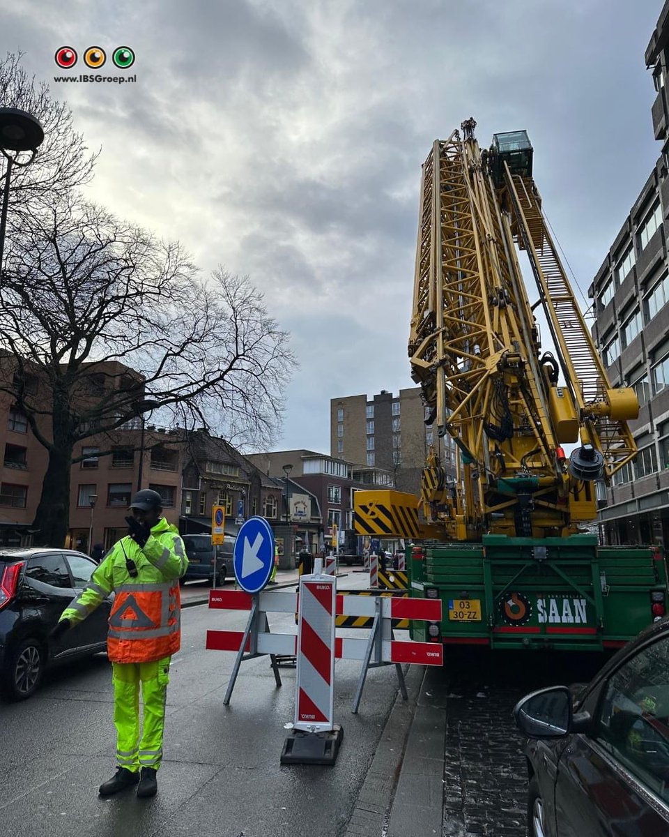 IBS_Traffic's tweet photo. Onze verkeersregelaars waren deze week in het centrum van Tilburg te vinden voor ondersteuning bij een hijsklus. Zij stonden hier paraat om het verkeer vlot en veilig te laten doorstromen.  💪 https://t.co/Sh49ygk0BP