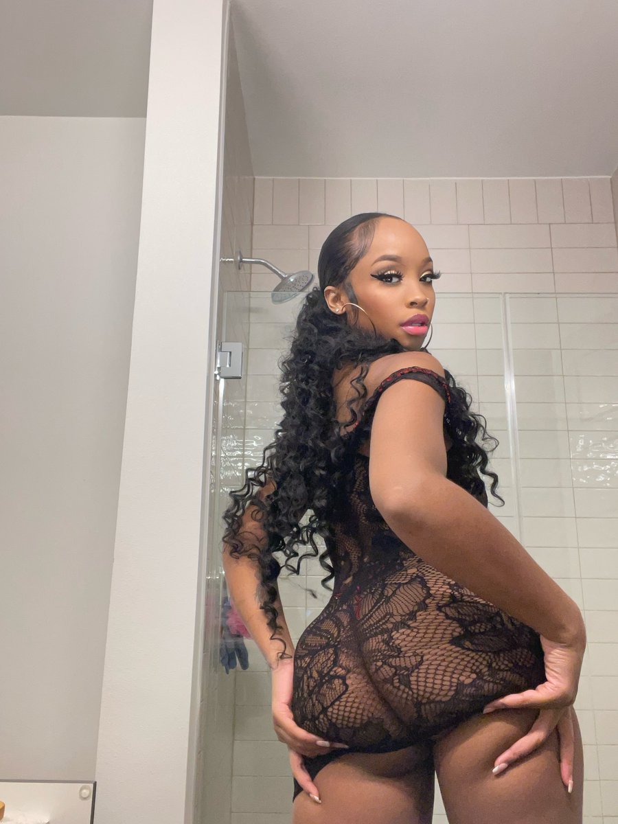 Lady in Black 🖤❣️💋