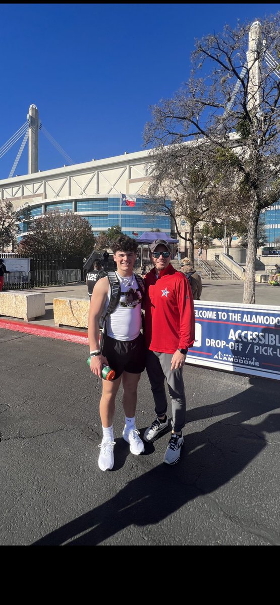 Josh_R_Potter's tweet photo. Pretty cool experience getting to throw at the Alamodome today, a fun way to end the break! @NationalComb1ne https://t.co/3X5vEtXi6Z