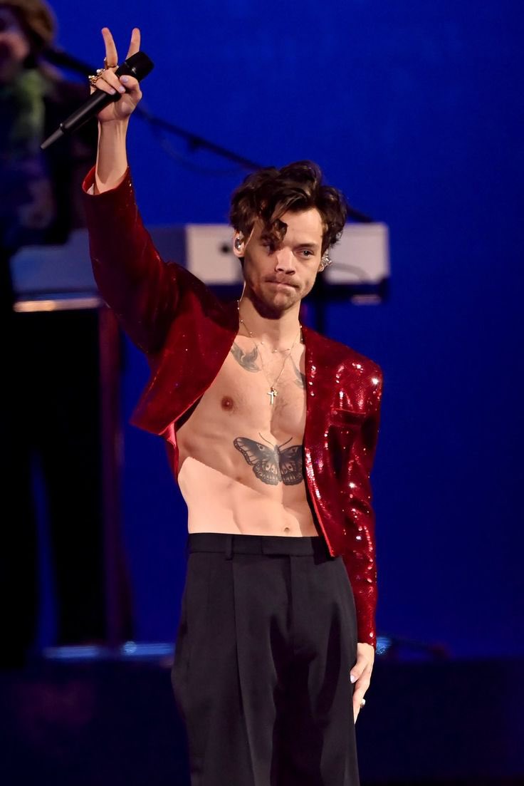 valentirry's tweet photo. All these outfits in ONE night oh that’s  harrstory https://t.co/L0gxtCHumB