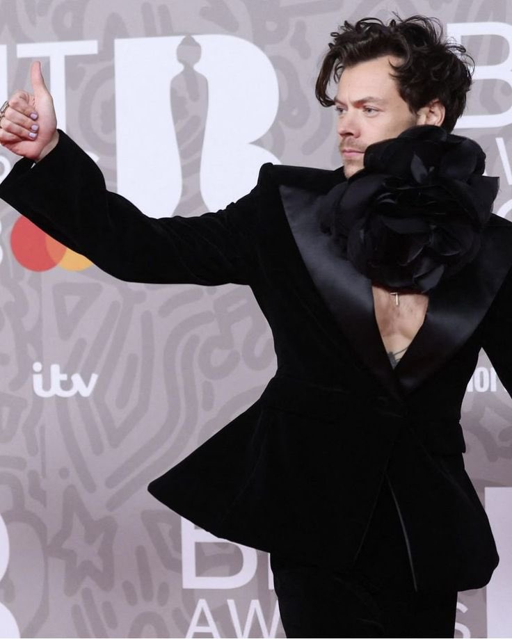 valentirry's tweet photo. All these outfits in ONE night oh that’s  harrstory https://t.co/L0gxtCHumB