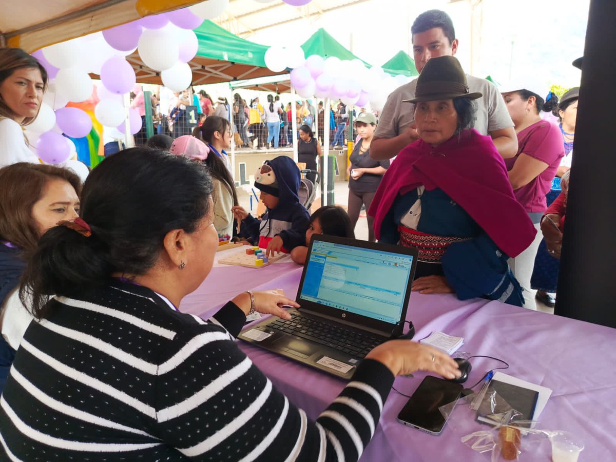 #Chimborazo | El viceministro de inclusión social, <a href="/fabianleonm/">fabian leon</a>, y la primera dama, Lavinia Volbonesi, participaron de una feria ciudadana en #Pallatanga. Se presentaron los servicios sociales del Gobierno destinados a beneficiar a los grupos prioritarios.