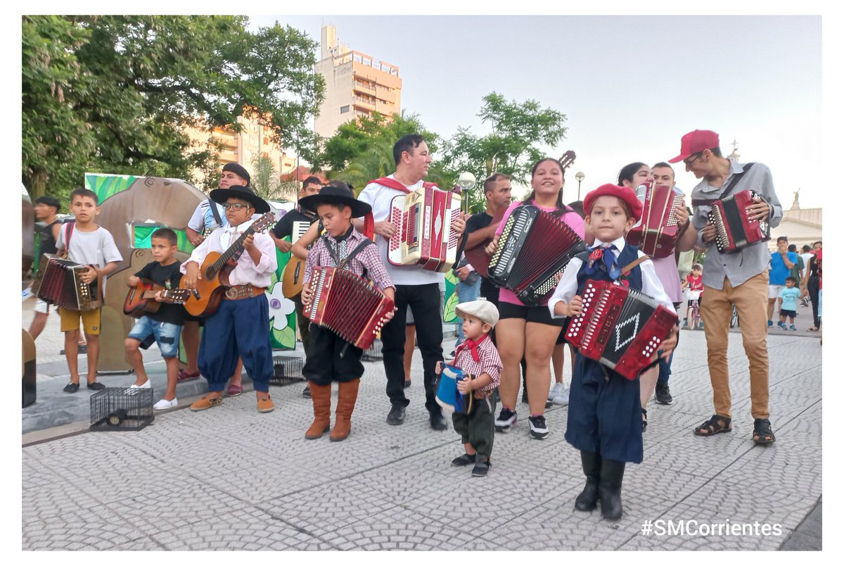 smcorrientes's tweet photo. Desfile de Fuelles Chamameceros, en la ciudad de Corrientes, en el marco de la Fiesta del Chamamé.
@culturactesok
#SMCorrientes #Chamamé #Fuelles #FNCH https://t.co/19j6W4qcSl