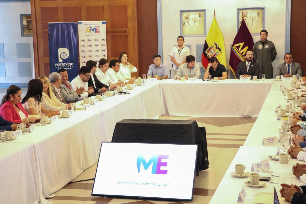 CRiveraBautista's tweet photo. ✅Hoy junto al presidente @DanielNoboaOk y 26 alcaldes/as de #Manabí #StoDomingo y #Galápagos revisamos, en la 3era reunión convocada por @AMEcuador, las acciones que nos permitan avanzar en la construcción de #ElNuevoEcuador 🇪🇨 https://t.co/NpDjbfOvpG