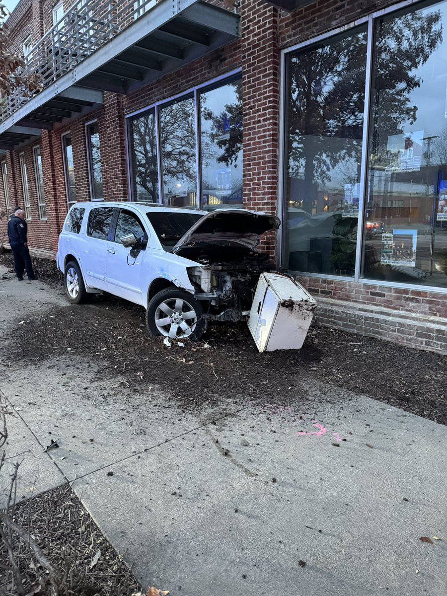 emmaLEANNA's tweet photo. Pretty wild start to our Friday night. A high speed chase from Altoona ends with the guy taking out an electrical box and crashing into our building. Fun fact, the DMPD station is literally two blocks away 😂 https://t.co/f4jfzCe5u8