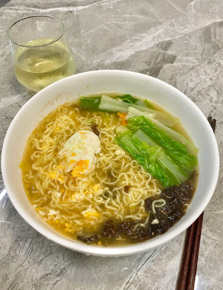 今日の朝食はラーメンを作り、卵を入れました。😊