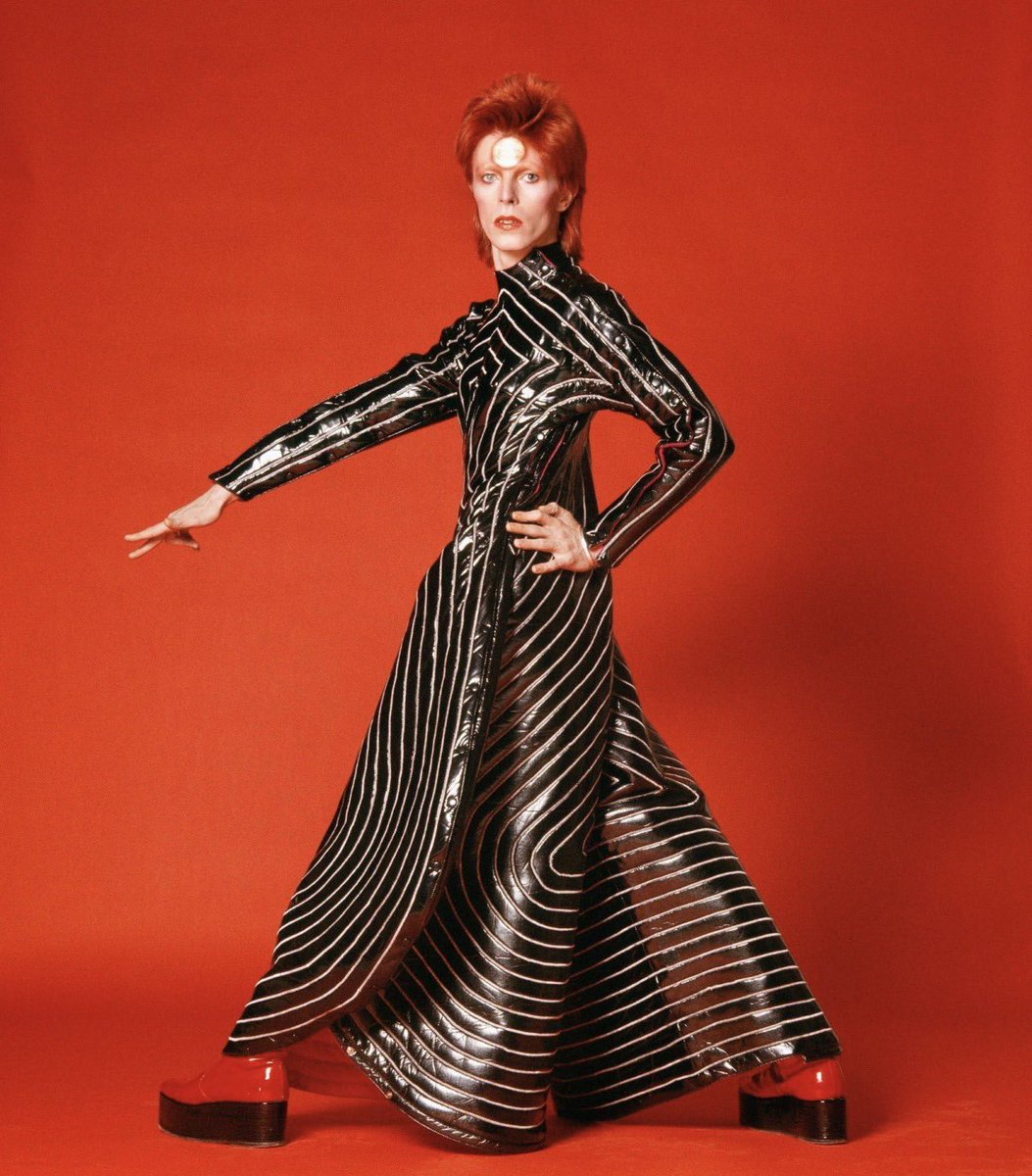 _HDD's tweet photo. David Bowie dressed by Kansai Yamamoto &amp; photographed by Masayoshi Sukita (1973) https://t.co/aMKRwONIw7