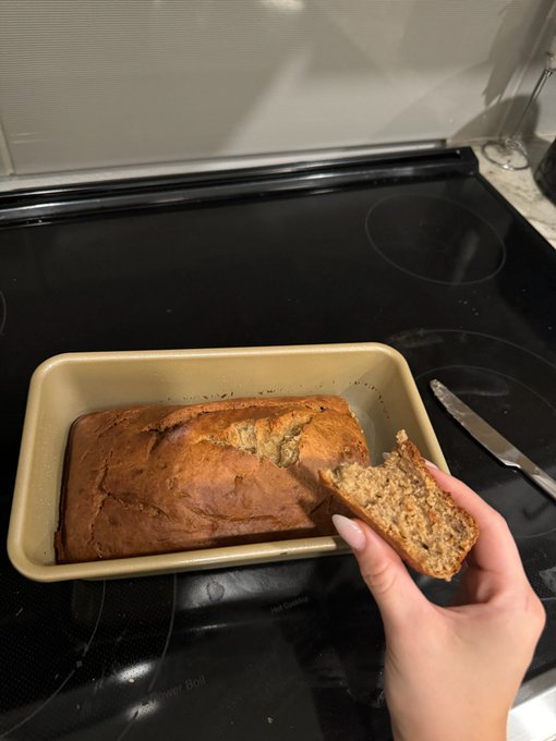 Me or the banana bread? https://t.co/nPtjdKHssE