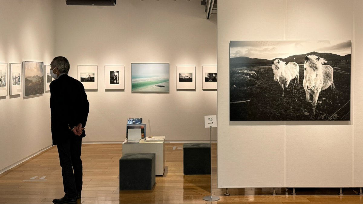 filmpathy's tweet photo. j-waveで加藤秀さんという方の写真展情報を知った偶然。ぼくは、1ヶ月前にスコットランドに行く、写真にハマりだす、ビックカメラ有楽町店に用がある。そんな偶然の重なりに導かれるまま足を運んだ。ご本人が在廊されていて驚き。関係者じゃなくても話しかけていいのかな🤔 #銀座ソニーギャラリー https://t.co/9yiUIHbaCs