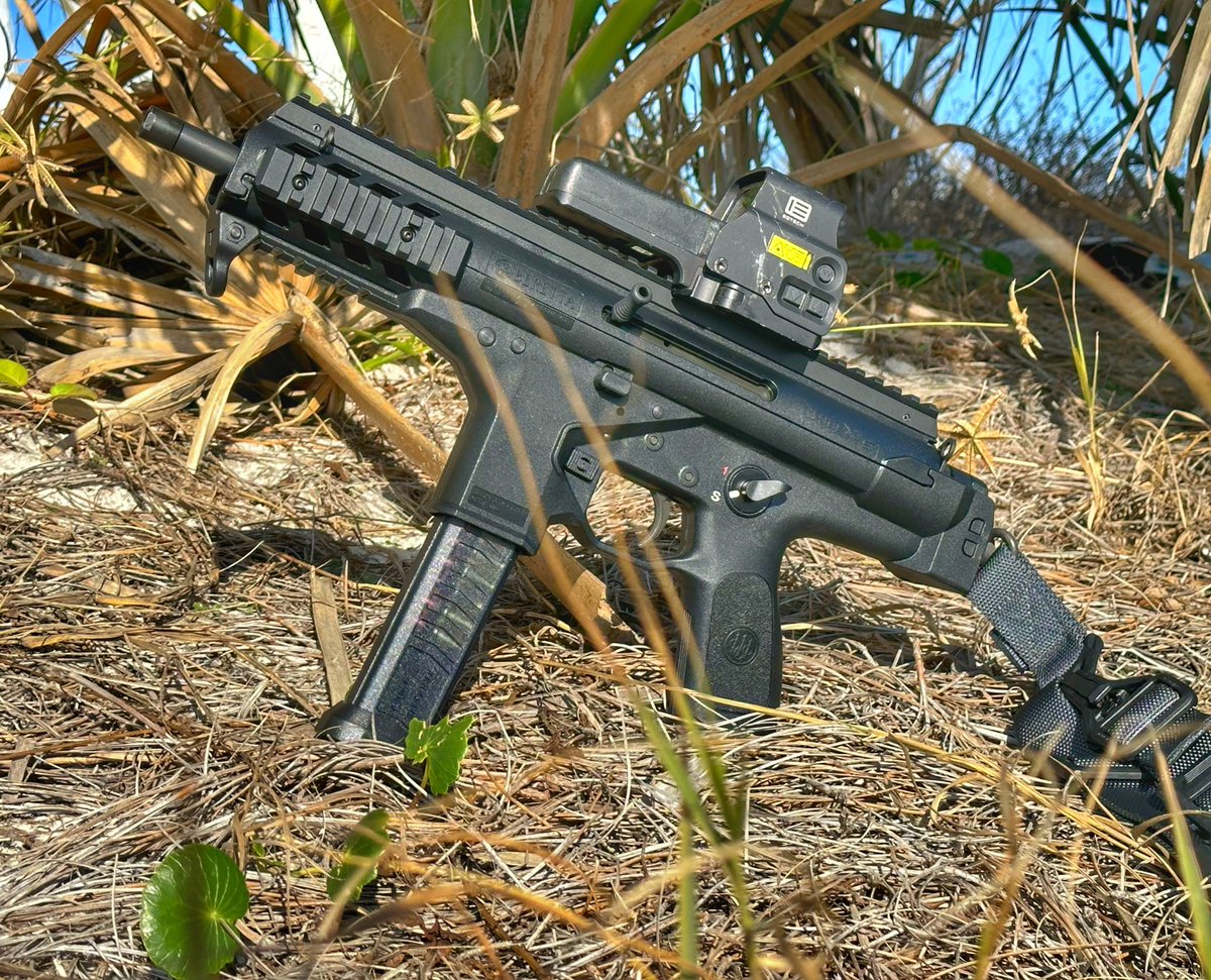 Mrgunsngear's tweet photo. Been waiting to get my paws on a Beretta PMXs and the day has finally arrived 😎🇺🇸
The history and design of this gun is actually pretty interesting and I’ll cover it in the review for sure. Stay tuned 👊🏽
#beretta #PMX #PMXs #italian #ItalianGirl #eotech #magpul https://t.co/WtOegRYeLW