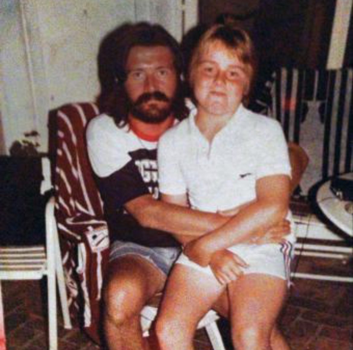 One of the final photos of Led Zeppelin's John Bonham, taken in August 1980 during a holiday with his son. He passed away on September 25th 1980. The inquest disclosed that he had consumed around 40 shots (1-1.4 liters) of 40% ABV vodka within 24 hours, resulting in pulmonary