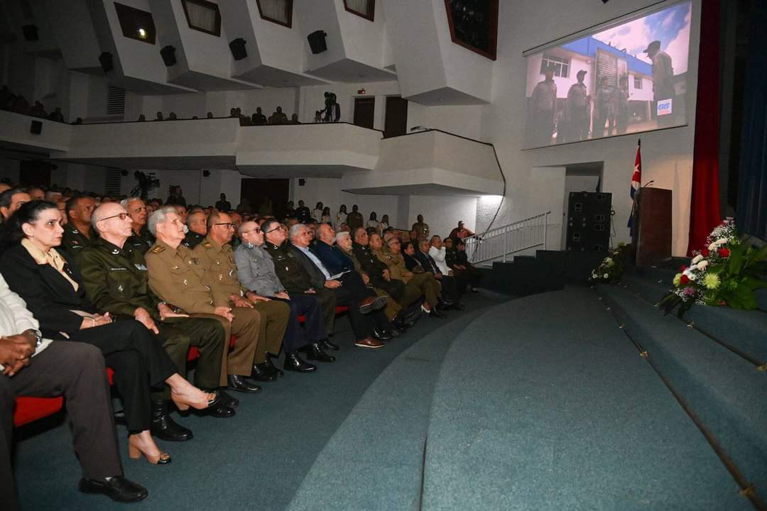 Homenaje a la Policía Nacional Revolucionaria, en la Sala Universal de las FAR se reconoció el trabajo de los héroes de azul, esos que siempre están en la primerísima línea.
#HeroesDeAzul