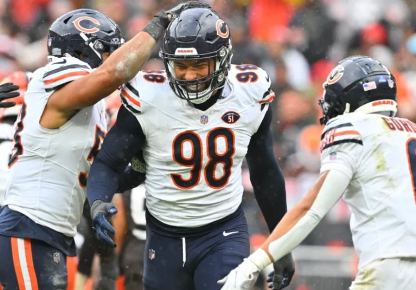 MLFootball's tweet photo. WOW: #Bears defense since week 5:

1st in INT 
1st in run defense 
1st in explosive play percentage 
2nd in first downs allowed 
3rd in opposing QB rating 
4th in yards per pass 
6th in total yards 
6th in yards per play
6th in points per game 

(Via @clayharbs82) https://t.co/woyVMhUfqw