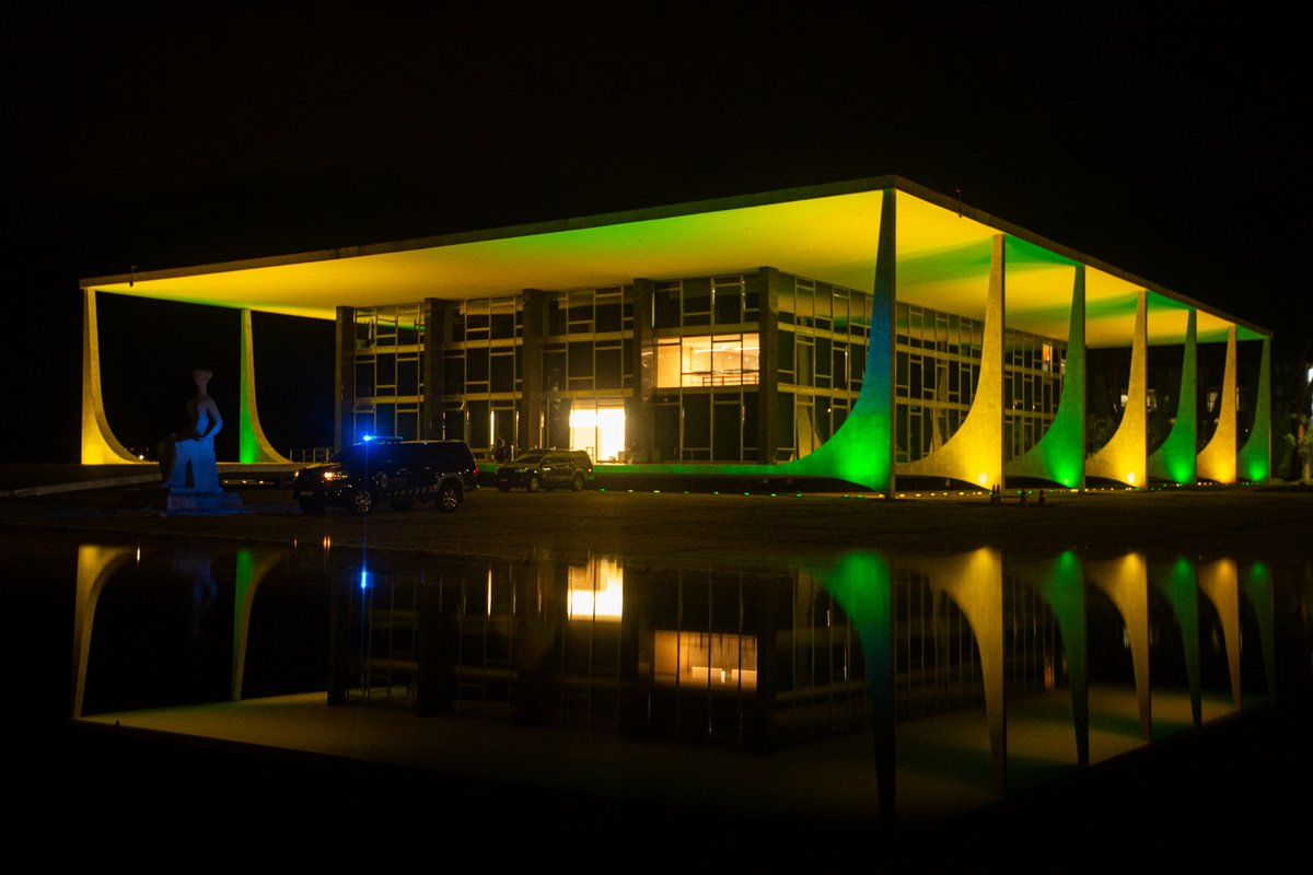 Metropoles's tweet photo. ➡️ Palácio do Planalto e sede do Supremo Tribunal Federal iluminados de verde e amarelo na noite desta sexta-feira (5/1). 

📸Vinícius SchmidtMetrópoles https://t.co/T20dGsGScQ