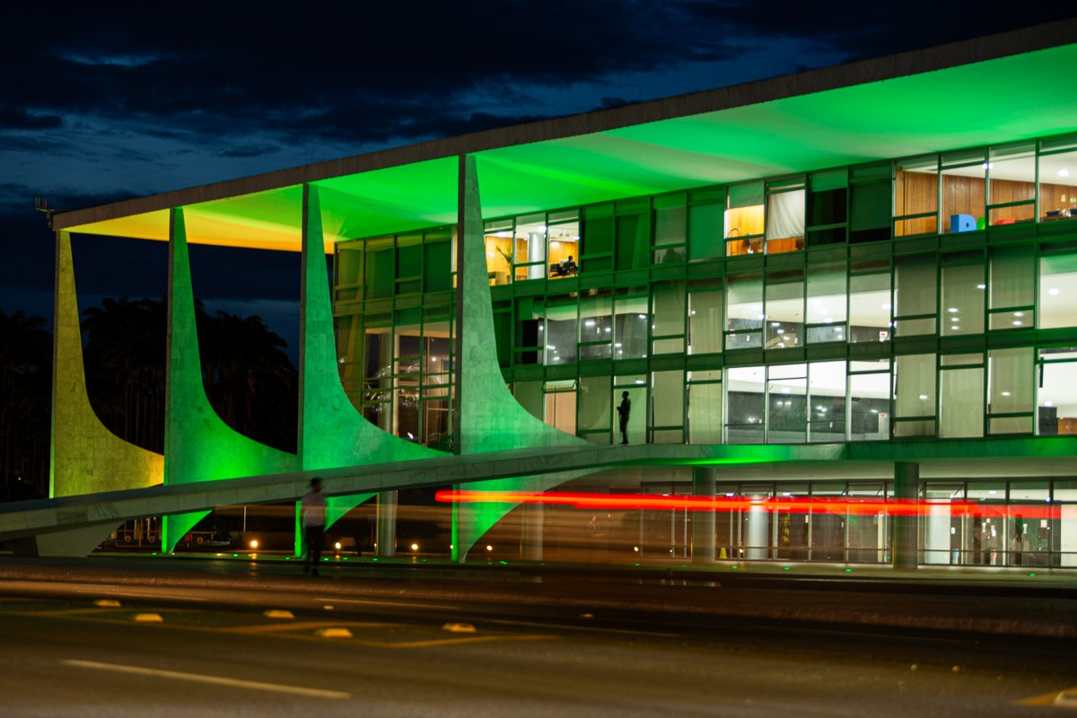 Metropoles's tweet photo. ➡️ Palácio do Planalto e sede do Supremo Tribunal Federal iluminados de verde e amarelo na noite desta sexta-feira (5/1). 

📸Vinícius SchmidtMetrópoles https://t.co/T20dGsGScQ