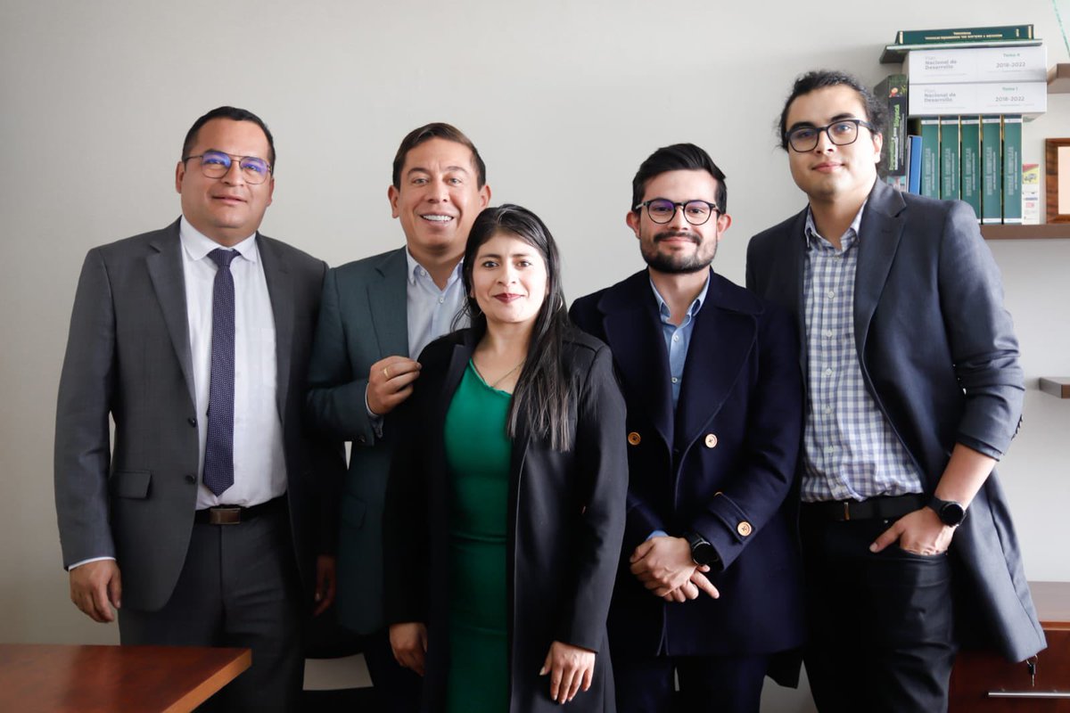 CarlosAmayaR's tweet photo. ¡Gran equipo en la Secretaría de Planeación!

Nos complace posesionar los nuevos funcionarios que acompañarán a nuestro secretario de Planeación, Jairo Neira, en su equipo:

💚 Samir Sotelo Monroy, como director de Inversión Pública.
💜 Manuel Arcadio Rodríguez, estará a cargo de la dirección Geográfica y de Gestión Territorial.
🤍 Lady Quintana Rojas, se desempeñará como Asesora de Planeación y Métodos de Gestión.

¡Bienvenidos al equipo de la #BoyacáGrande! 💪🏻