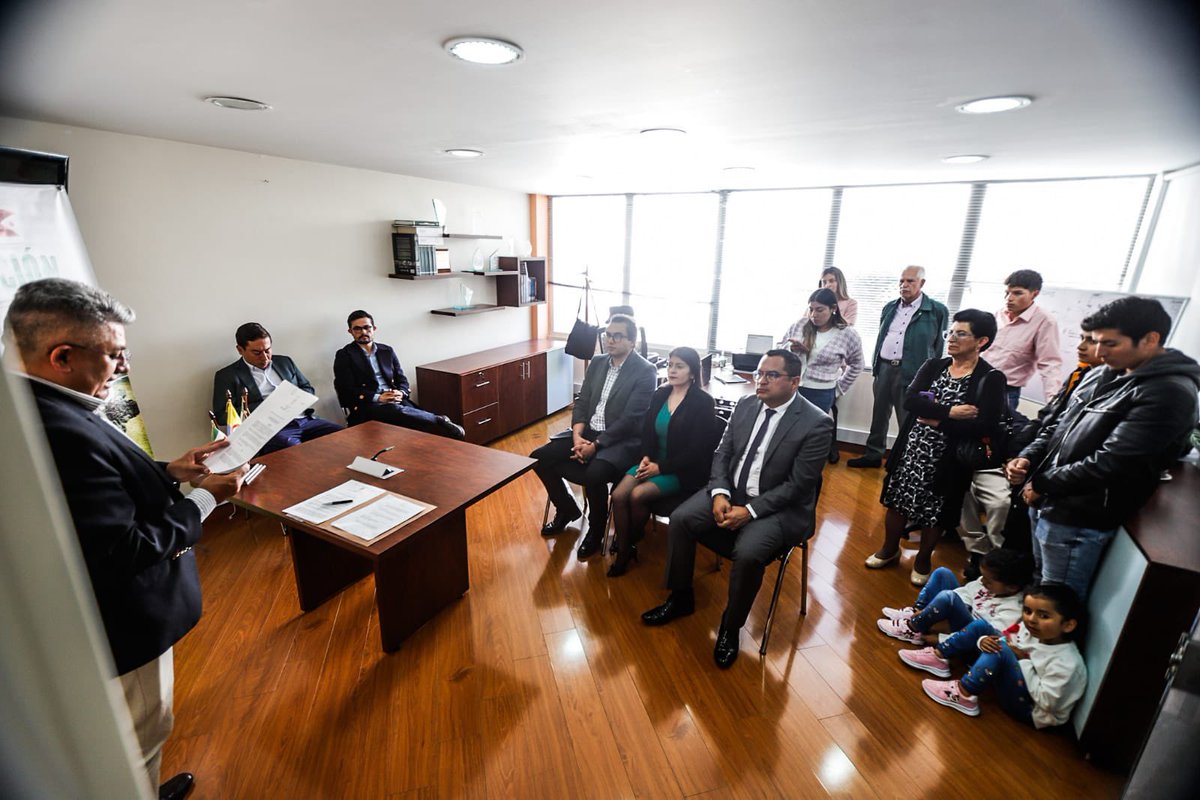 CarlosAmayaR's tweet photo. ¡Gran equipo en la Secretaría de Planeación!

Nos complace posesionar los nuevos funcionarios que acompañarán a nuestro secretario de Planeación, Jairo Neira, en su equipo:

💚 Samir Sotelo Monroy, como director de Inversión Pública.
💜 Manuel Arcadio Rodríguez, estará a cargo de la dirección Geográfica y de Gestión Territorial.
🤍 Lady Quintana Rojas, se desempeñará como Asesora de Planeación y Métodos de Gestión.

¡Bienvenidos al equipo de la #BoyacáGrande! 💪🏻