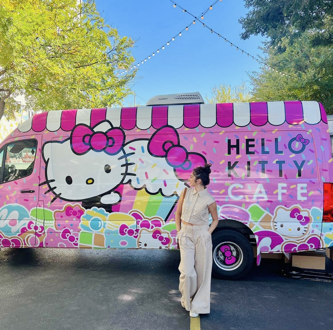 New year, new #HelloKittyCafe Truck stops📍🎀 Find out where the sweetest truck will be stopping by this month here: bit.ly/3vqqYtf ⁠⁠ Thank you for the sweet photo, rbk_terrazas on IG 💕