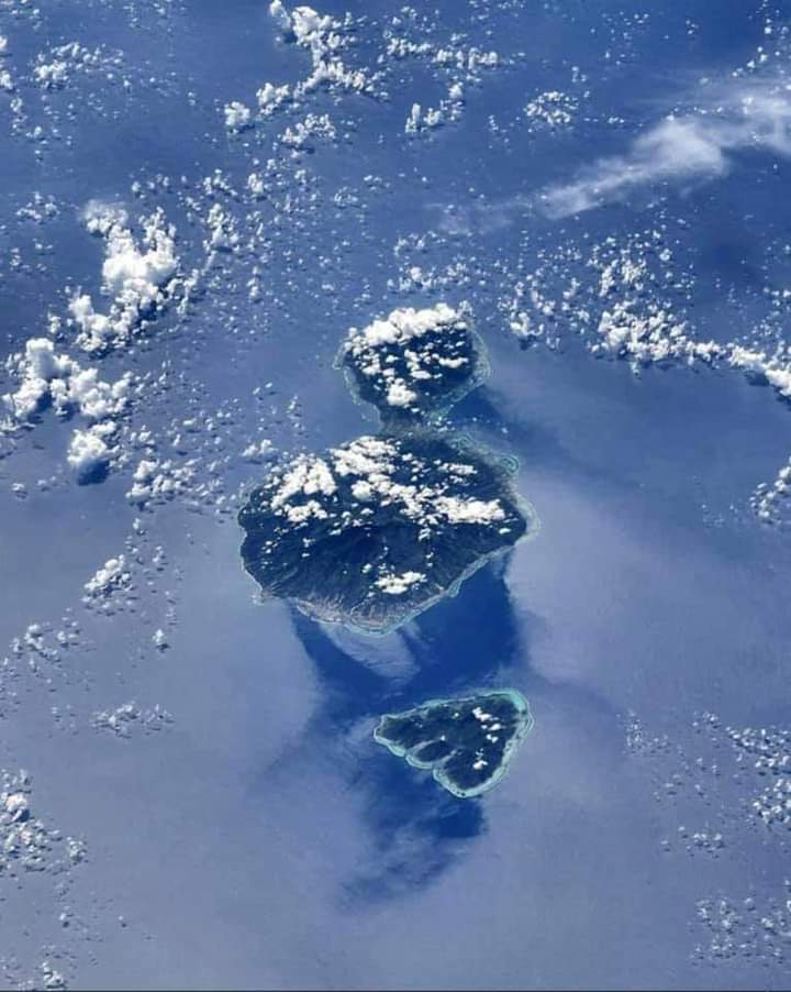 Tahiti et Moorea 🇵🇫 vue de l'espace 😍❤