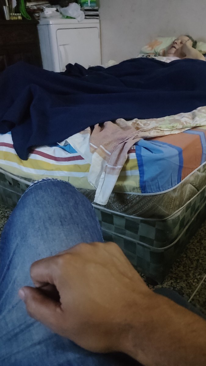 Amigos con toda la pena del mundo si alguien tiene contactos en algun hospital de Caracas necesito opera urgente a mi madre de la cadera por una caída q sufrió el 30 de diciembre donde se fracturo el femur bregando la operación sale en 5 mil $ y bueno ya  sabemos  situación pais
