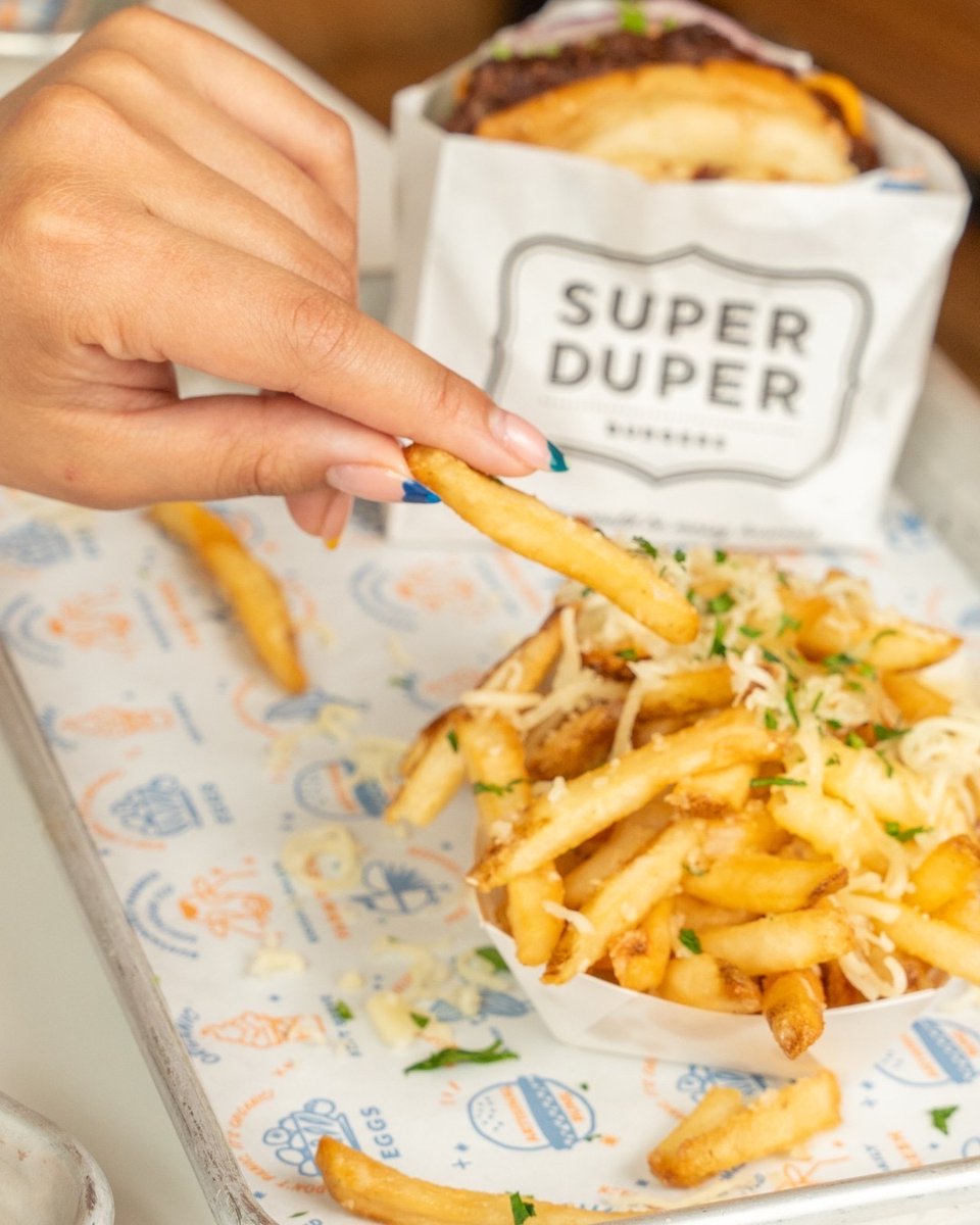 Need a little dinner inspo this first fry-day of the new year? The garlic fries from @superduperburgers are sure to please even the pickiest of eaters, we promise!