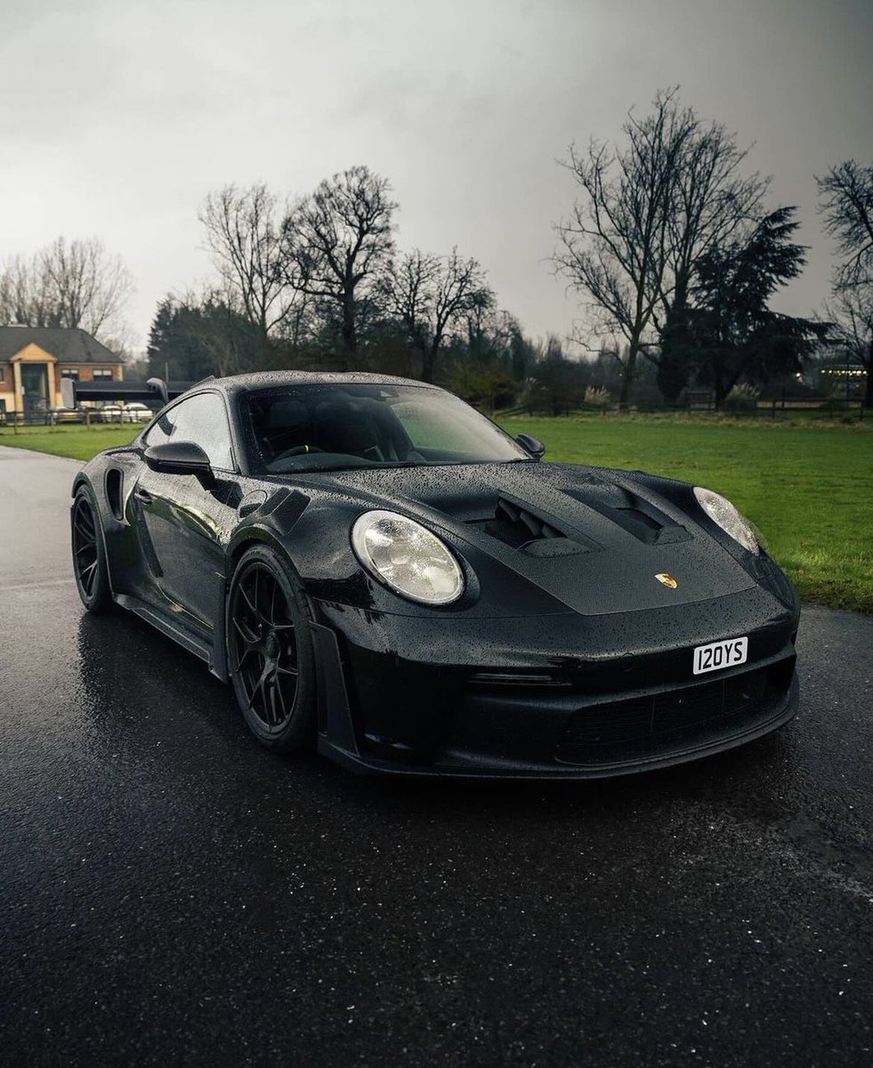 LuxuryCars365's tweet photo. Porsche GT3RS 🌧️ https://t.co/KaUVYFc3X6