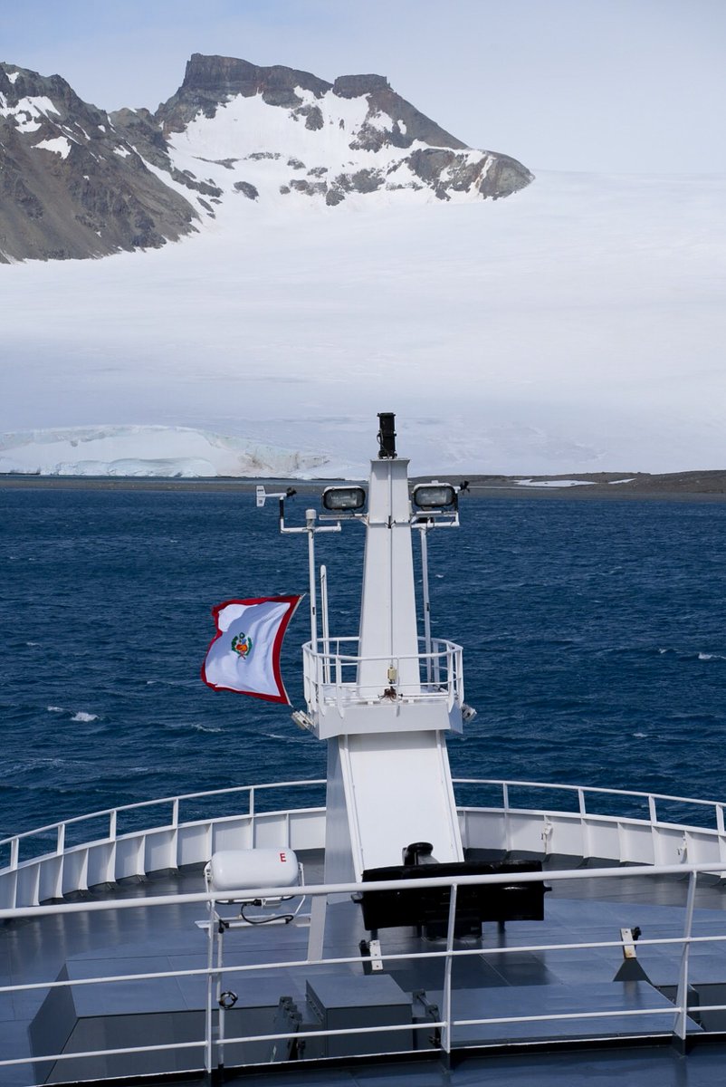 naval_peru's tweet photo. El B.A.P. "Carrasco" arribó a la isla Rey Jorge, en épica travesía desde Chile. 🚢 El 5 de enero marca un hito, tras 18 días de navegación y 3,600 millas náuticas, se inicia operaciones logísticas de campaña científica en la Antártida. https://t.co/dPD3TpKUjV