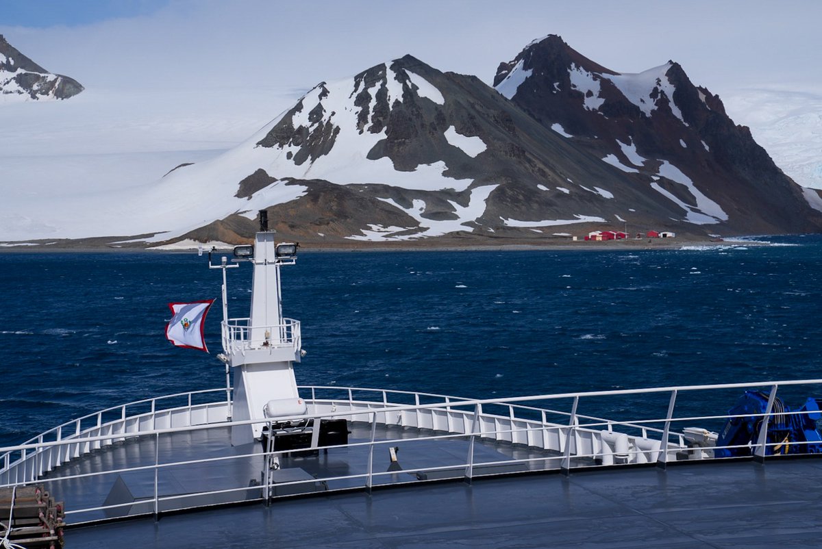 naval_peru's tweet photo. El B.A.P. "Carrasco" arribó a la isla Rey Jorge, en épica travesía desde Chile. 🚢 El 5 de enero marca un hito, tras 18 días de navegación y 3,600 millas náuticas, se inicia operaciones logísticas de campaña científica en la Antártida. https://t.co/dPD3TpKUjV