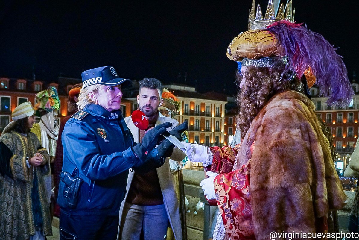 La Superintendente Jefa Julia González aprovecha los últimos minutos de la #Cabalgata para entregar una carta muy especial...

La carta es de Martín, un niño que confió en una Policía para hacer llegar sus deseos a Gaspar
@PoliciaVLL

#CabalgataVLL2024