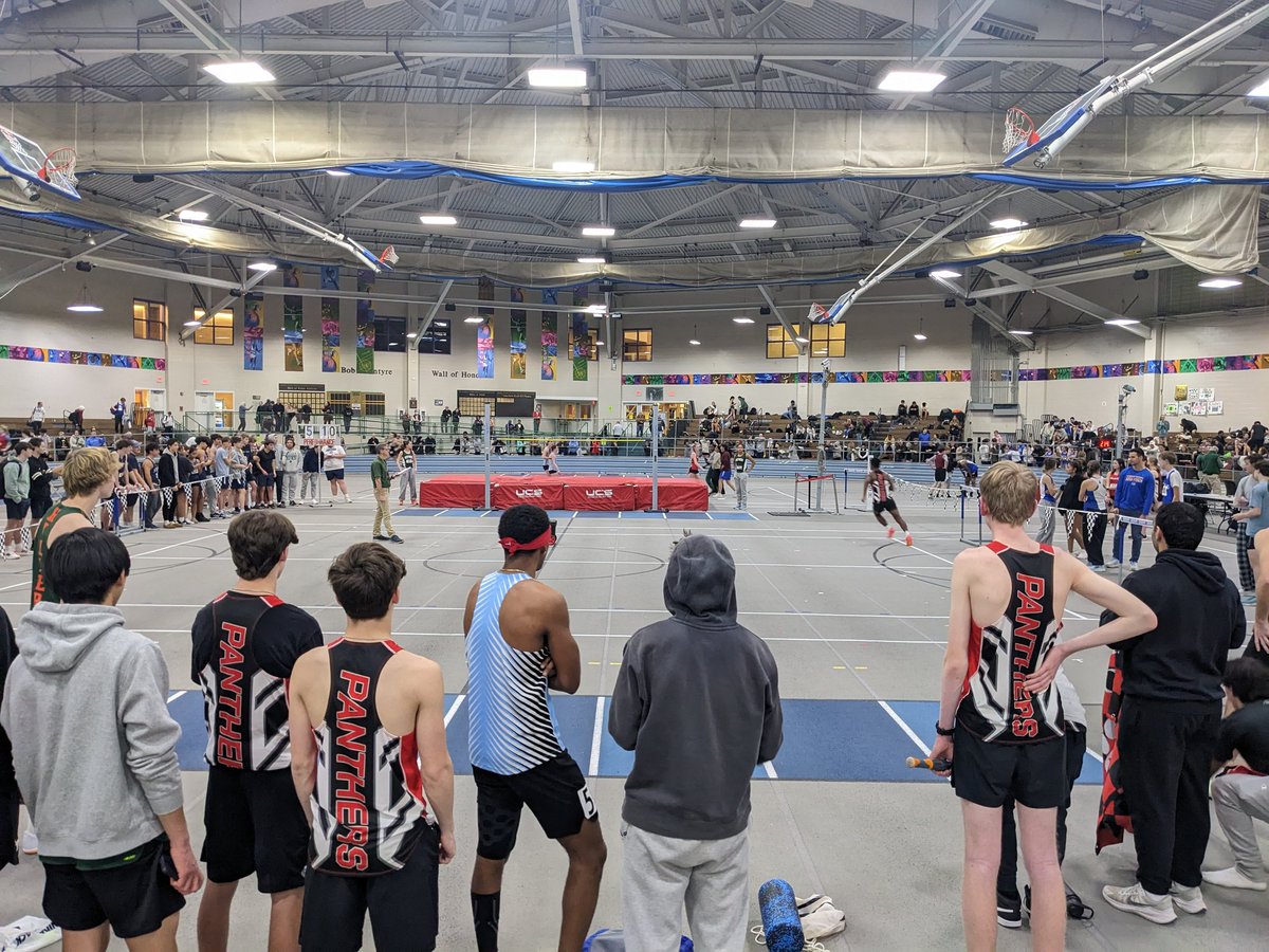 Another TVL dual meet comes down to High Jump with Holliston boys falling to Hopkinton 49-47. live.harrierrace.com/meets/29118/sc…