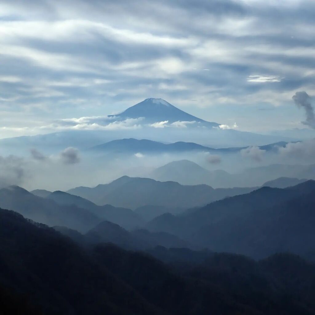 #富士山 #塔ノ岳 #山の連なり #MountainRange
#MountFuji #Tounodake #MountainScenery instagr.am/p/C1uA4i9P3xj/