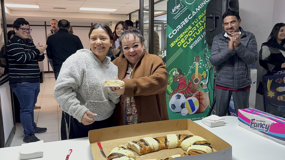 UTnortecoahuila's tweet photo. Compartió nuestra Rectora, Mtra. @PelanchaC con toda la Comunidad Universitaria, la rosca de reyes, una de las tradiciones navideñas más arraigadas en nuestro país. ¡Gracias por este detalle y la amena convivencia! 😃#SomosCorrecaminos #CoahuilaPaDelante #APasosDeGigante https://t.co/WtA0lgxiyL