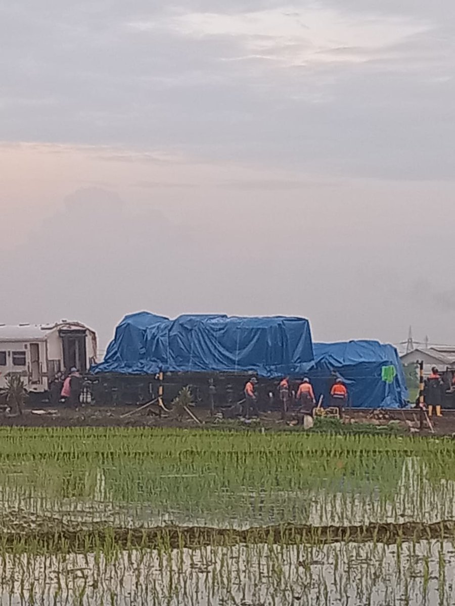 rifastudying_'s tweet photo. Update terkini perihal kecelakaan KA Turangga x KA Lokal Bandung Raya, lokomotif ex KA 350 sudah berhasil ditarik dan rencananya akan dibawa menuju ke stasiun Bandung terlebih dahulu untuk menunggu info lebih lanjut. 

Sumber : Grup Whatsapp https://t.co/oENmNKezr1