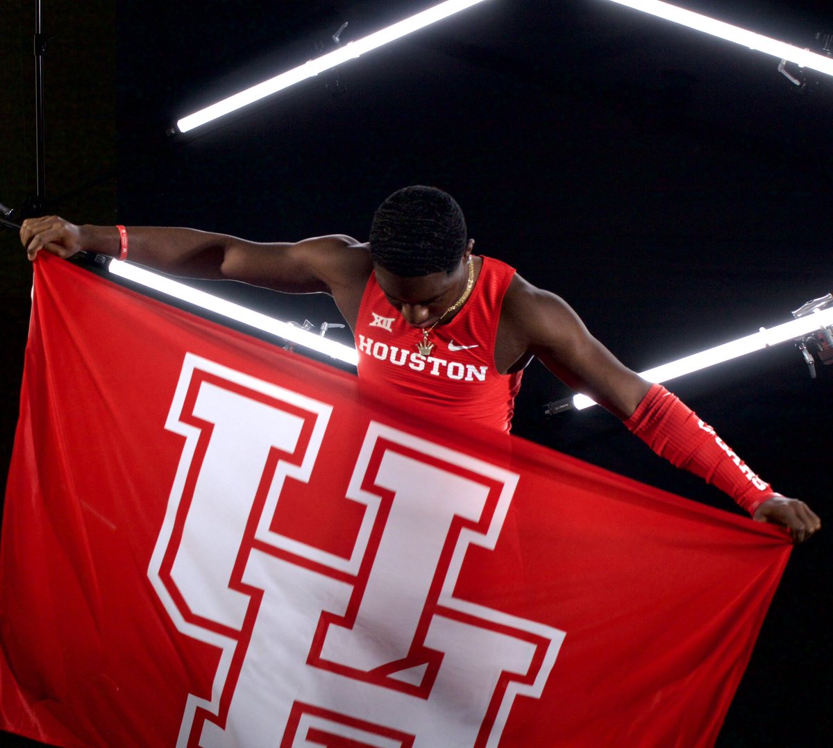 thereal_KING_'s tweet photo. Me and God gonna run it up til everything's how we visioned it... @UHCougarTF #year1 🤍❤️ https://t.co/hAJOQseofY