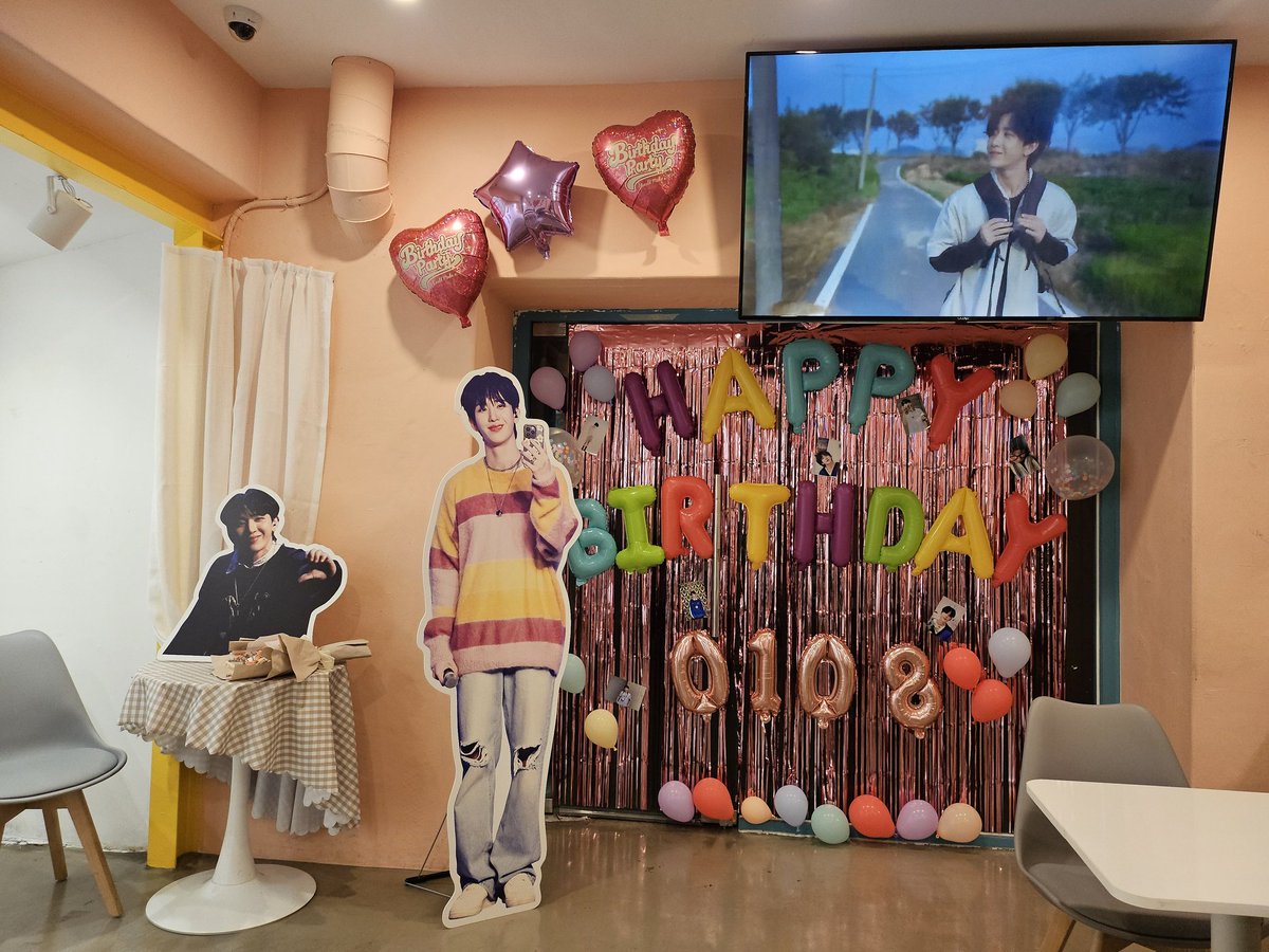 PopPopBbangShop's tweet photo. 포토존이니 적극적으로 이용해주시고, 다음 사람에 대한 배려도 부탁드립니다❤️

#김병주 #병주 #BYUNGJOO #생일카페 #생카 #캔디로그 https://t.co/hKHszXcjA3