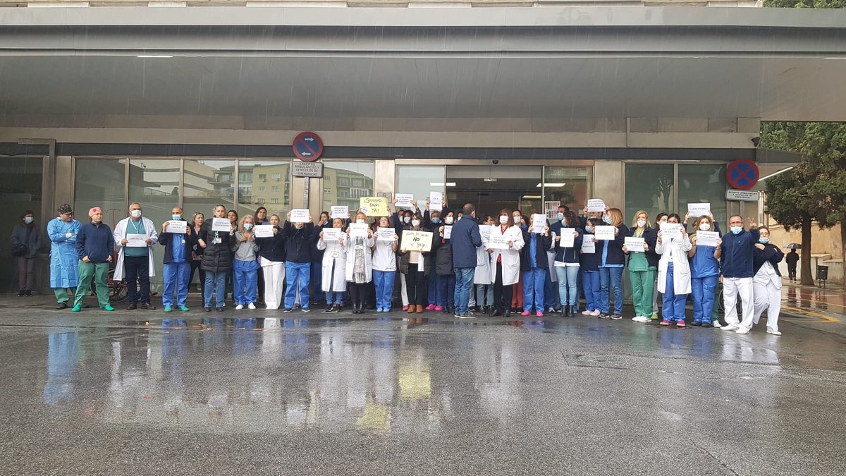 cfignani's tweet photo. Urgencias de HVN. 5 min de protesta por las condiciones indignas en la que se encuentran los pacientes en pasillo, falta de personal y espacios. #SanidadPublica #urgencias https://t.co/Gj9bro07vf
