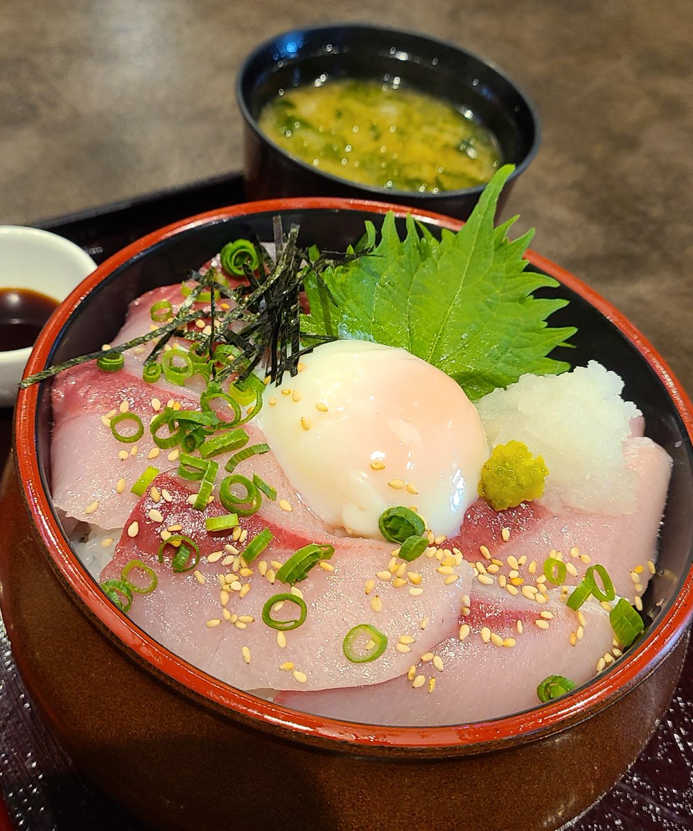 AMhiroshimafc's tweet photo. #イオンモール広島府中
#今日のグルメ🥄
#HIRO88
#冬限定
#寒鰤丼
価格 1,580円(税込)
海水の温度が低くなる寒い冬は、鰤に脂が乗る季節。
口の中に甘い脂が広がる鰤は、大根おろしでさっぱりといただけます。
ピリッとアクセントになる柚子胡椒が味を引き締めます!
美味しいお味噌汁と一緒に☆ https://t.co/jzYu6JfUXh