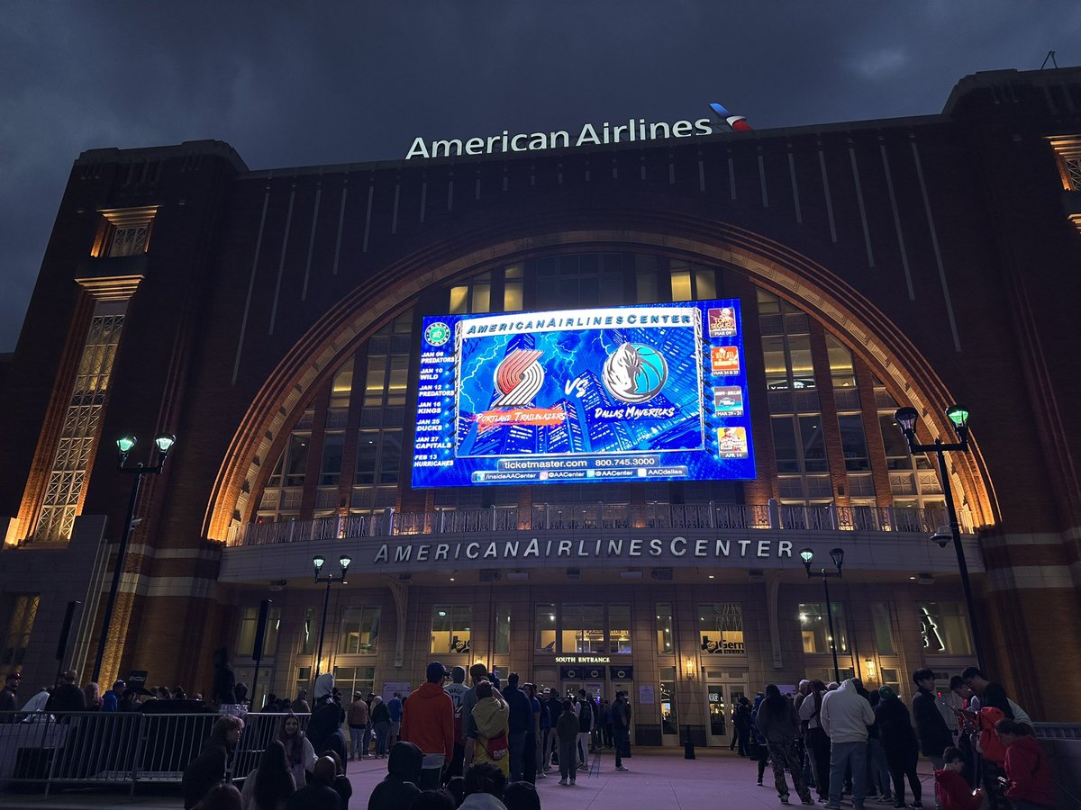 pdxGRAPHIN's tweet photo. We are in the building for the Blazers vs Mavs game! And yes I have a SkyBox card and I’m on the hunt to find Derek Harper to hopefully sign it!
#GRAPHIN https://t.co/lMkM4FW4AV