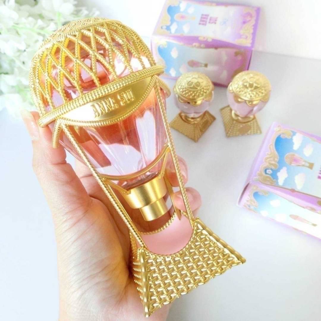 paloystyle's tweet photo. Anna Sui Sky EDT 
💦5ml. = 450🏷
💦75ml. = 2,800🏷 

กลิ่นหอม��วาน ขนมนิดๆ วนิลาผสม ป๊อปคอร์น หน่อยๆ 
มีความหวานฉ่ำของลูกแพร์ ผสมดอกลิลลี่ขาว 
ผ่านไปสักพักให้ความรู้สึกสดชื่น หอมแป้งอ่อนๆ  
.
#AnnaSui #น้ำหอม #น้ำหอมแท้ #โลชั่นน้ำหอม #ใช้ดีบอกต่อ #howtobeauty #howtoperfect https://t.co/5w8247lLvA