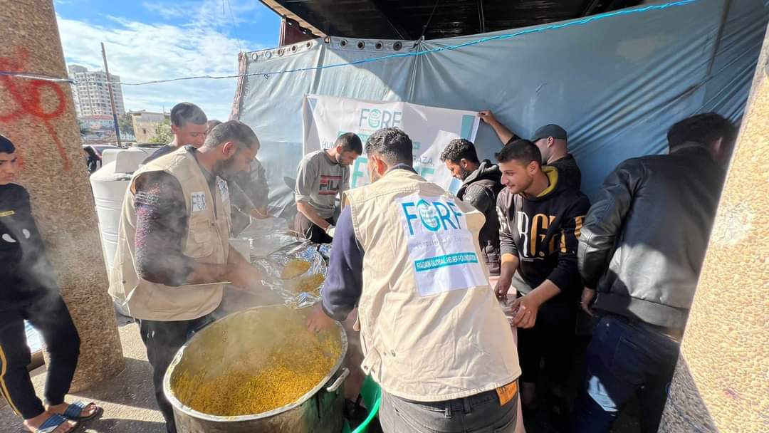syedfaisalsamii's tweet photo. FGRF, in collaboration with TÜRKİYE DİYANET VAKFI, is daily providing cooked food for over 2000 people in refugee camps in Gaza #HelpwithFGRF https://t.co/6MpEhFUtjH