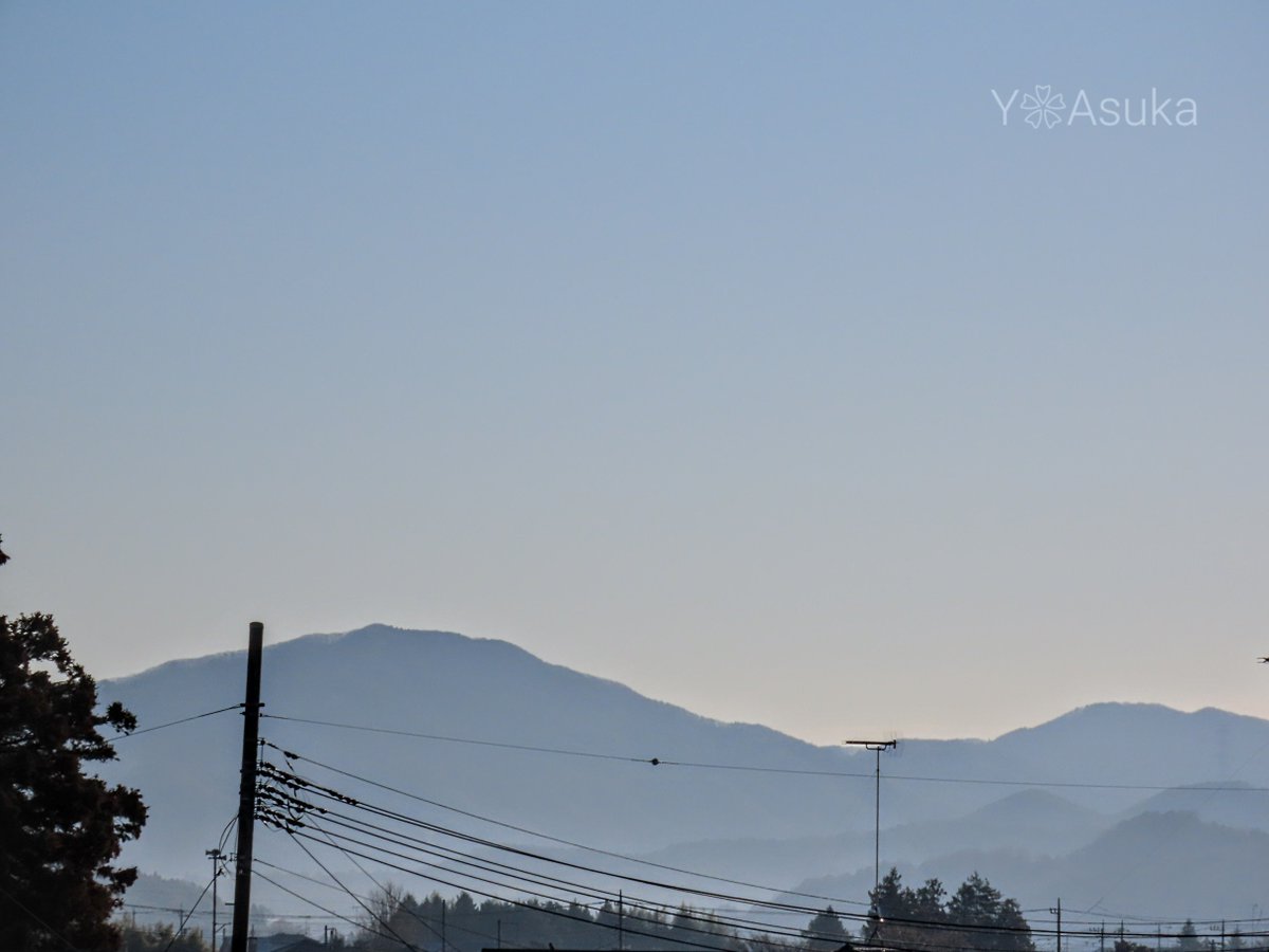 yumeasutw's tweet photo. #青空 にお日様燦々✨麓に雲が棚引く冷えた土曜日の朝☀️
南西の空に白い🌗 #有明月 (月齢24.0)
予想最高/最低気温🌡️15℃/-3℃
晴れ☀️
お洗濯日和👕👖日溜まりは温もりを感じる穏やかな冬晴れに💛
#イマソラ
#イマツキ
#月 #moon
#空の名前
#天気の図鑑 #気象のはなし
#層雲
#a2024 #a0106 #a202401 https://t.co/hgfh6pfyfH