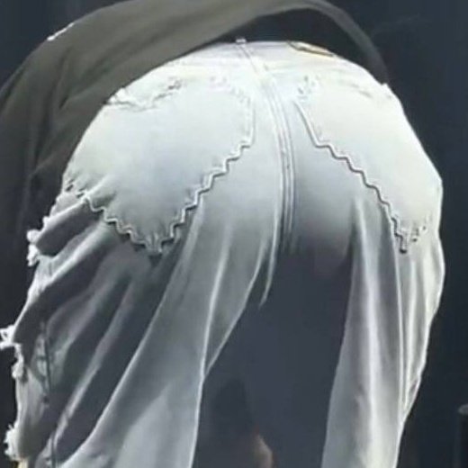 aegiguu's tweet photo. chicas nadie más coquette que yoongi usando pantalones con corazones en los cachetes https://t.co/yjymAUotEK