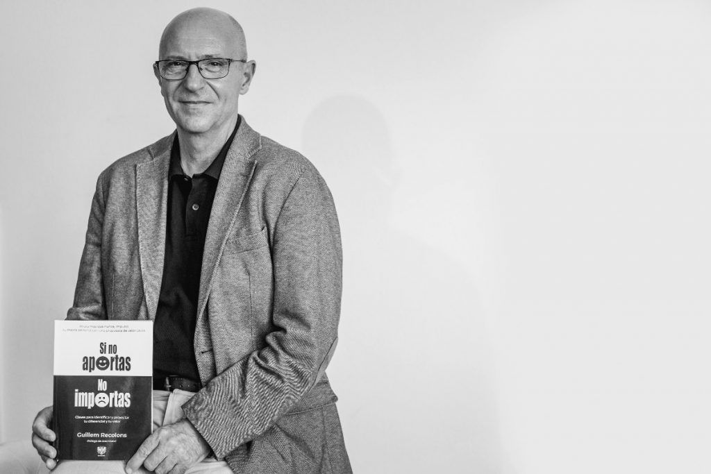 GuillemRecolons's tweet photo. En un mundo hiper-comunicado y con la atención dispersa, este libro ayuda que evites que sean los demás quienes creen tu relato y a definir en qué vales más que nadie, en qué aportas valor 
#sinoaportasnoimportas #MarcaPersonal
👉🏻 https://t.co/fV6eOKfyI6 https://t.co/0u8dBJpVhh