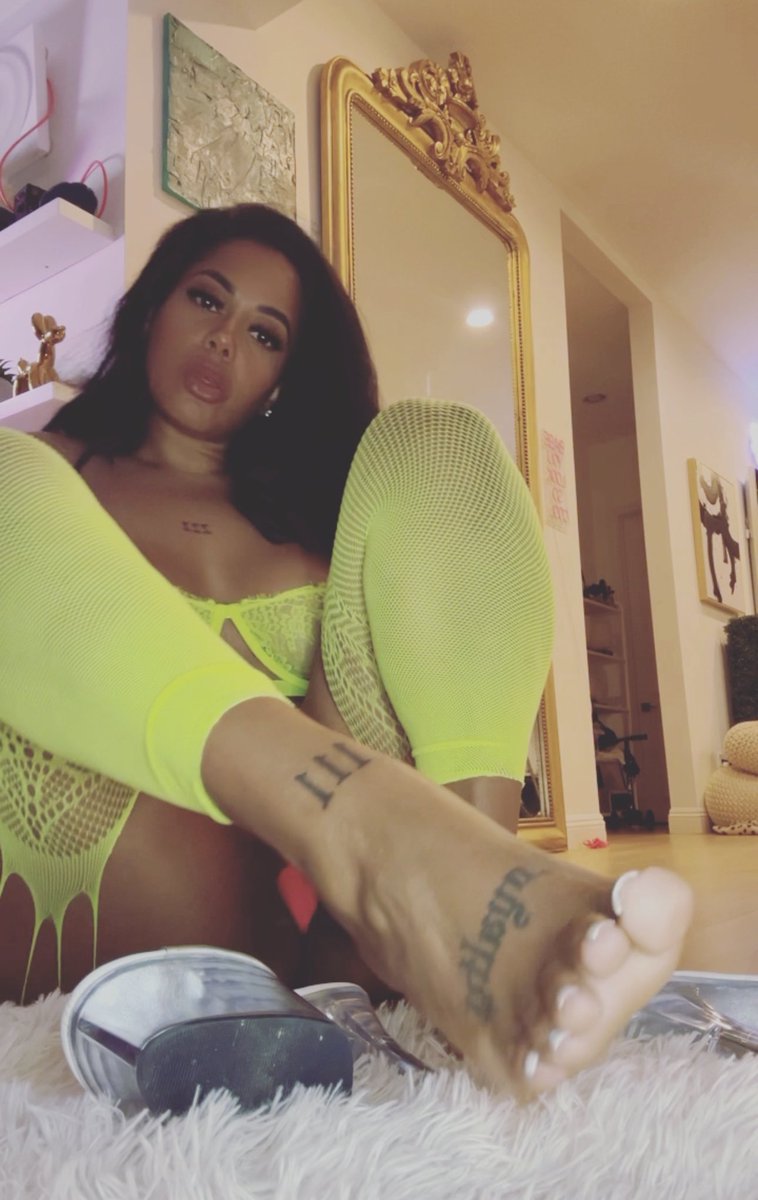 FinDomBancos's tweet photo. Pretty white toes in clear heels. #findom #footfetısh #whitetoenails #foottattoos #paypig #Sexysoles https://t.co/N1UOhMj2xC