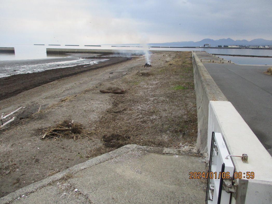 martin_tp1's tweet photo. 2024-01-06㊏曇り宇佐市神子山新田海岸24日目700-920今朝は6℃　無風暖かい　ごみ拾いしやすい汚い浜にはもう慣れた。恐ろしいことだ　引き潮ですマイプラの混じったごみは今日もいっぱいだ本日は270🅻回収　草取は約25㎡して燃やしました。＃宇佐市　＃大分県　＃ボランティア　＃海岸清掃　＃ごみ拾 https://t.co/6va2nM4u45