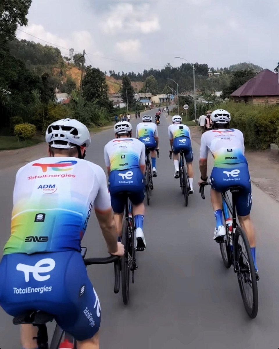 LEAKED 🚨

Team TotalEnergies will wear the same jersey this season as in the previous two seasons. They will stay sponsored by Sportful.

The only difference on the jersey is the bike sponsor Enve that replaces Specialized. 

📷: Jordan Jegat