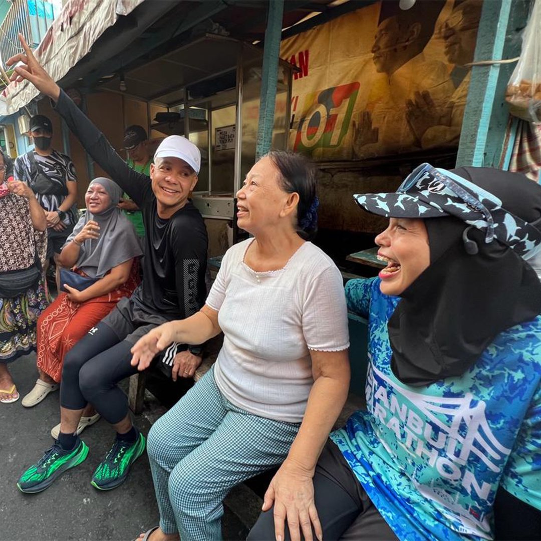 ganjarpranowo's tweet photo. Napak tilas kos di Kampung Petojo Sabangan Gambir Jakpus. Seneng sekali ketemu Bu Ros, ibu kos terbaek yang dulu suka nyuciin baju saya. Alhamdulillah beliau masih sehat seger waras. 

Mampir juga ke kantor tempat dulu saya pertama kerja selepas lulus. Meski sekarang sudah jadi minimarket, tapi dua AC di lantai 2 itu dulu yang masang saya lho